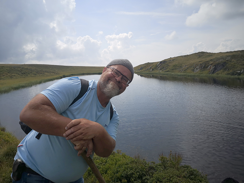 Heinz Wegscheider, grinst in die Kamera, ist am Berg unterwegs