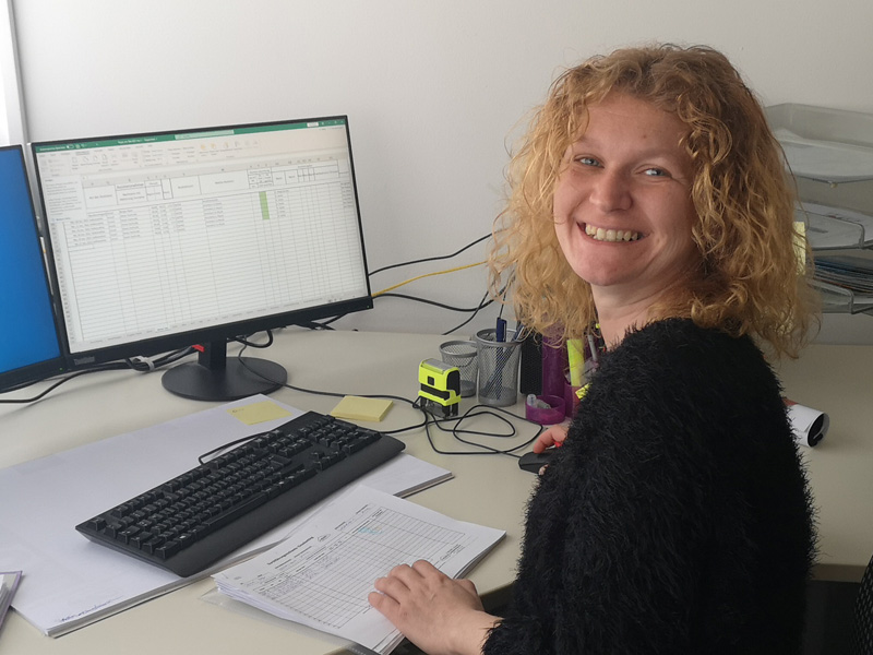 Bettina Aufegger, lockige Haare, Im Büro