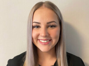 Jamie Lee ist Mitarbeiterin bei Monel, hat blondes glattes Haar, braune Augen und ist 21 Jahre alt.