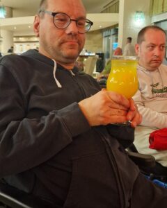 Klaus trink einen Cocktail