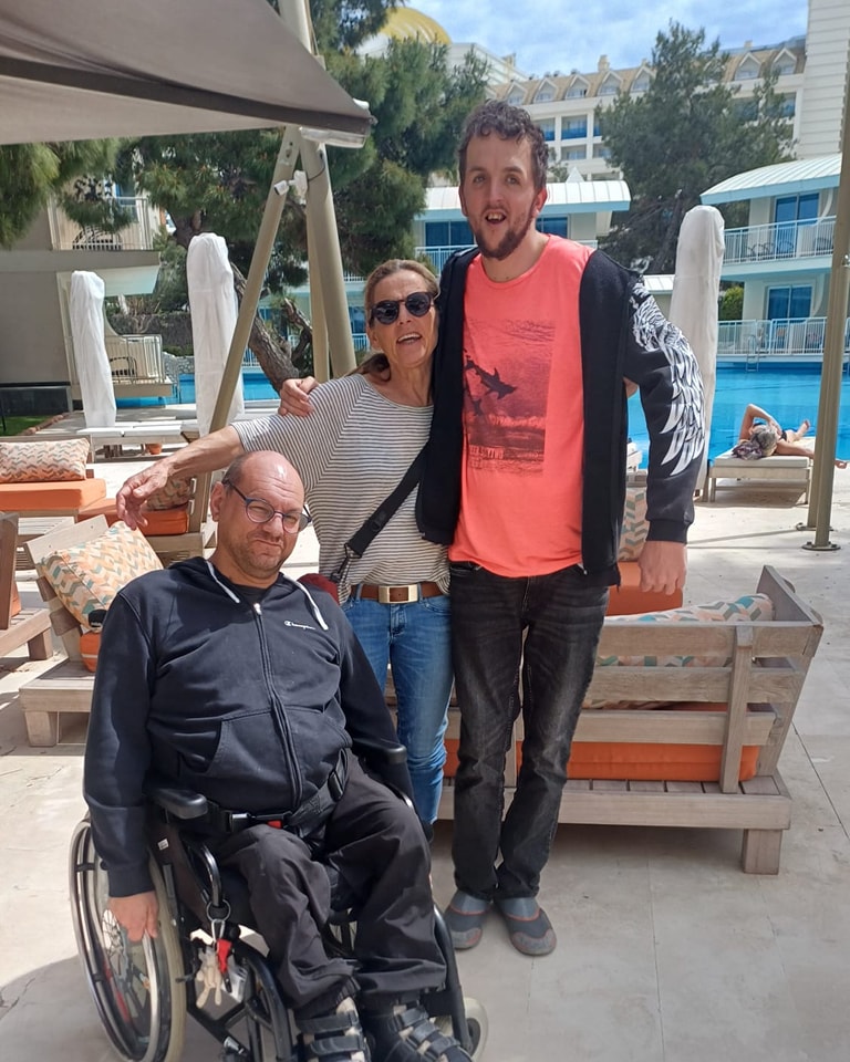 Karim, Klaus und Doris vor den Poolliegen