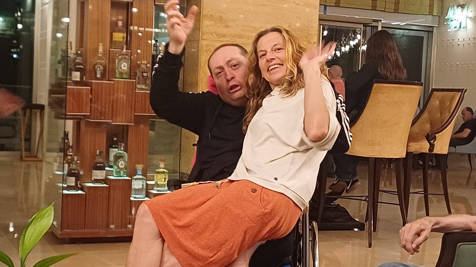 Fritz im Rollstuhl, Doris sitzt auf seinen Schoß