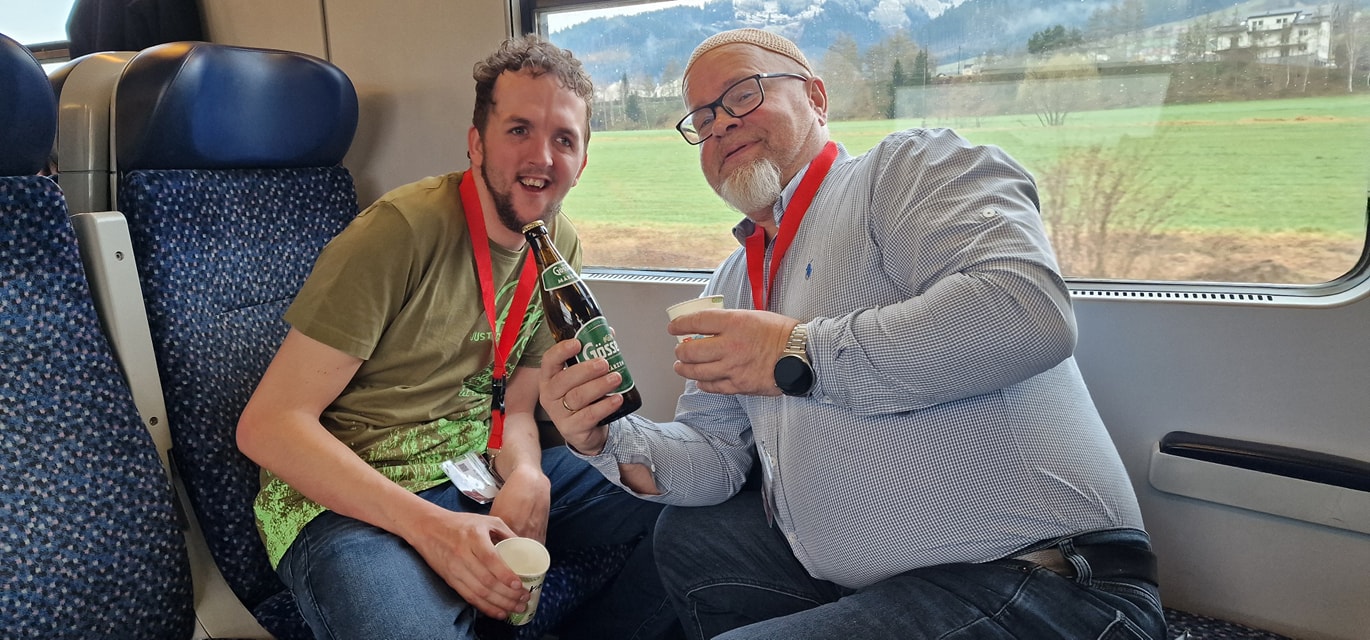 Karim mit Heinz trinken Bier im Zug