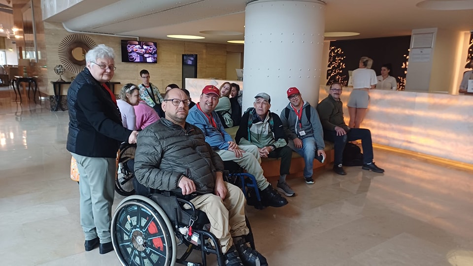 Urlaubsgruppe beim Check-In im Hotel